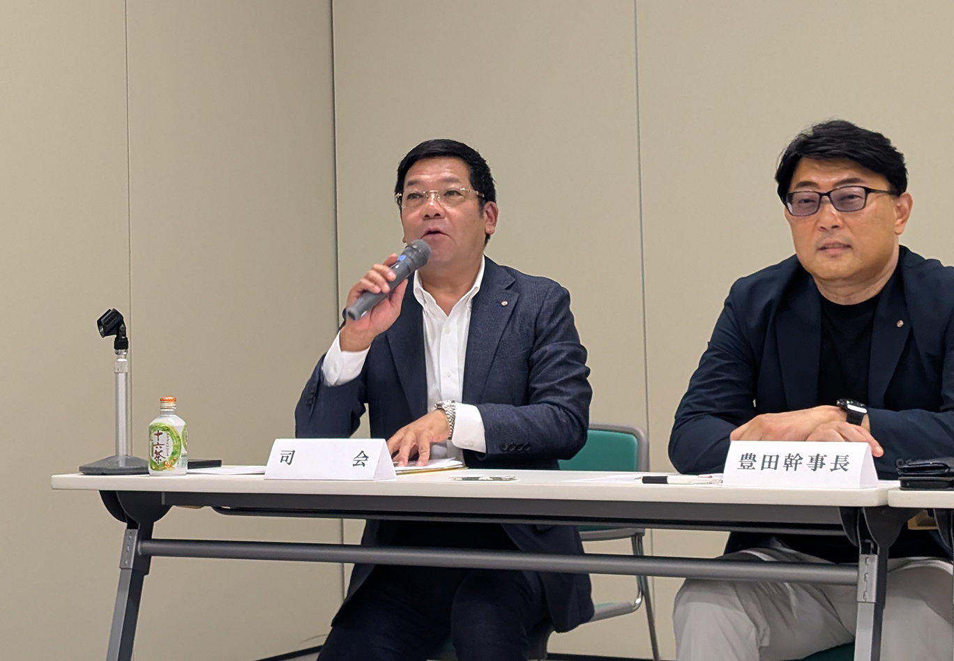 司会を務めた角田恵太 副総務委員長（左）と豊田昌之幹事長（右）