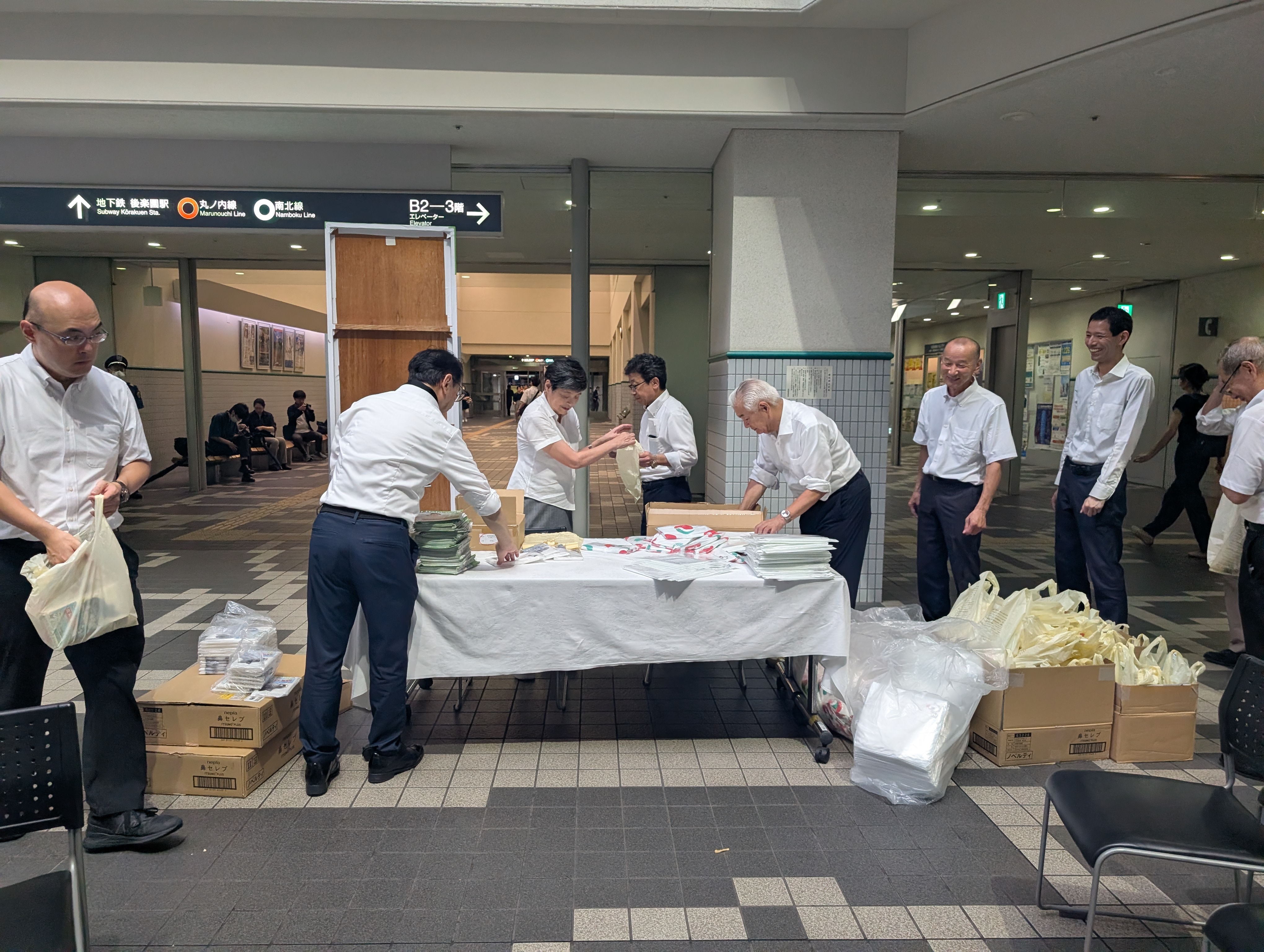 配布用グッズの準備も全員で
